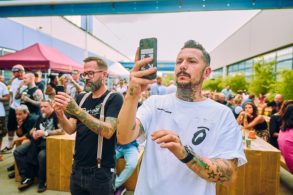 Publikum bei einer Produktpräsentation von Cheyenne Tattoo