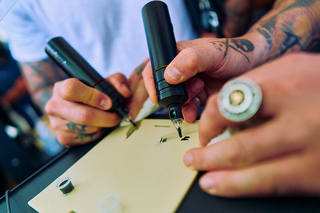 Besucher am Produktstand von Cheyenne Tattoo in Berlin
