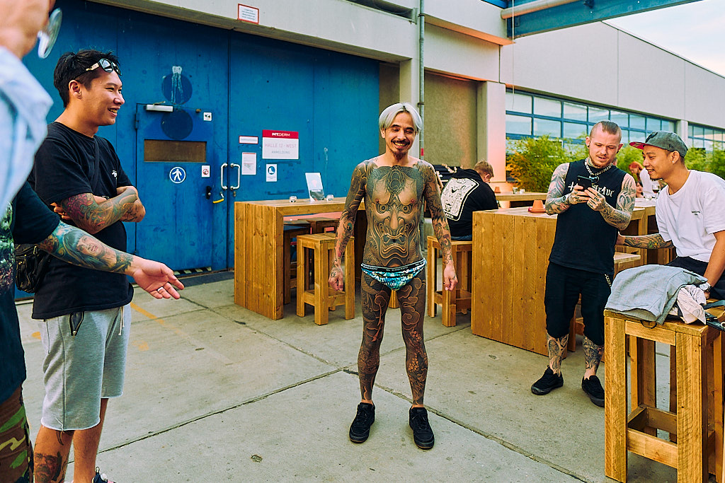 eventfotografie-am-cheyenne-tattoo-factory-day-von-tattoo-artist-und-besucher-in-berlin